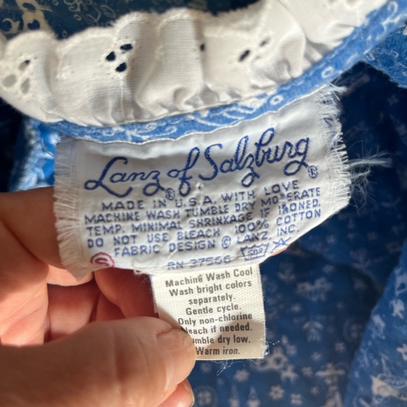 Vintage Lanz of Salzburg Quilted Blue Floral Robe with White eyelet detailing - Picture 7 of 8